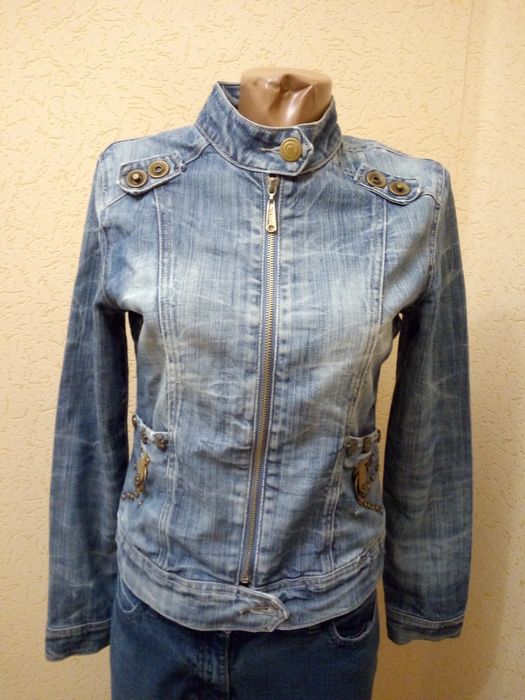 Джинсовая куртка женская. Размер L.