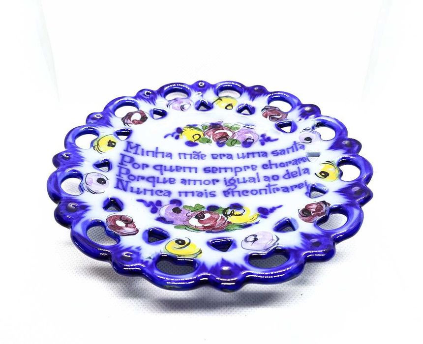 Pratinho em faiança de Alcobaça com dizer popular