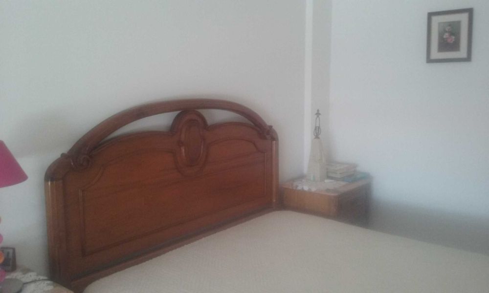 Cama de casal em nogueira