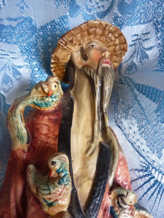 Figura Oriental de Ancião com Pássaro