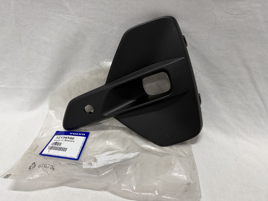 Kratka Halogenu Prawy Przód VOLVO XC40 23r.- EX40 25r.-NOWA CZARNY MAT