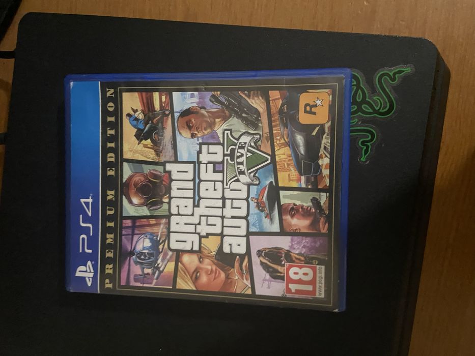 Playstation 4 de 500gb c/ gta 5