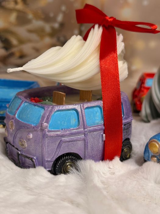 Świeca dekoracyjna w gipsowym autobusie z choinką
