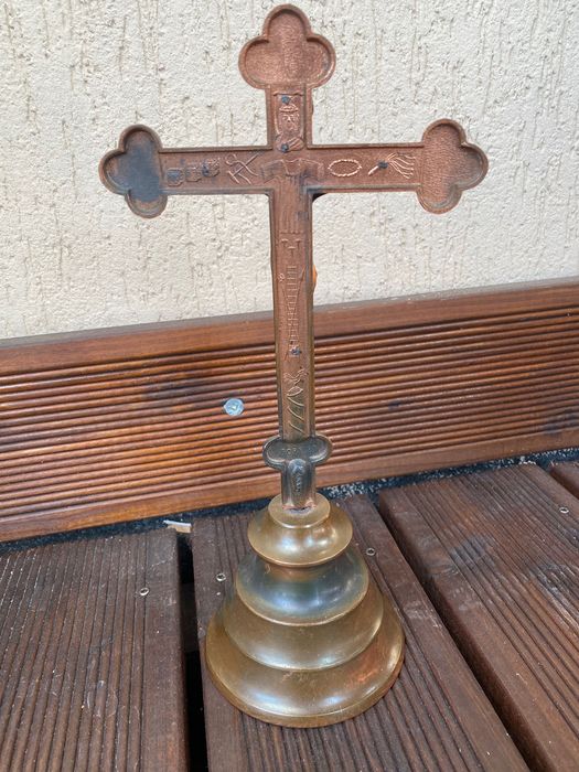 Miedziowany krzyż z elementami masy perłowej