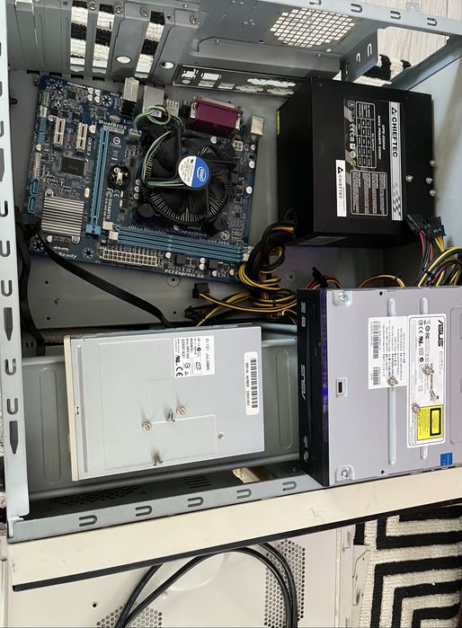 Компьютер ASUS полностью разобран