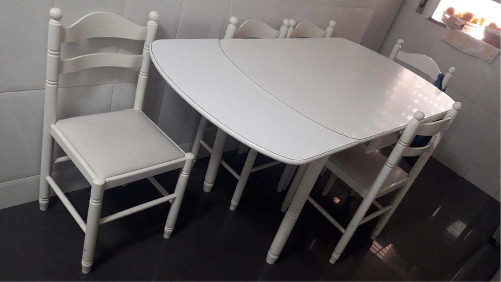 Mesa Extensivél e Cadeiras