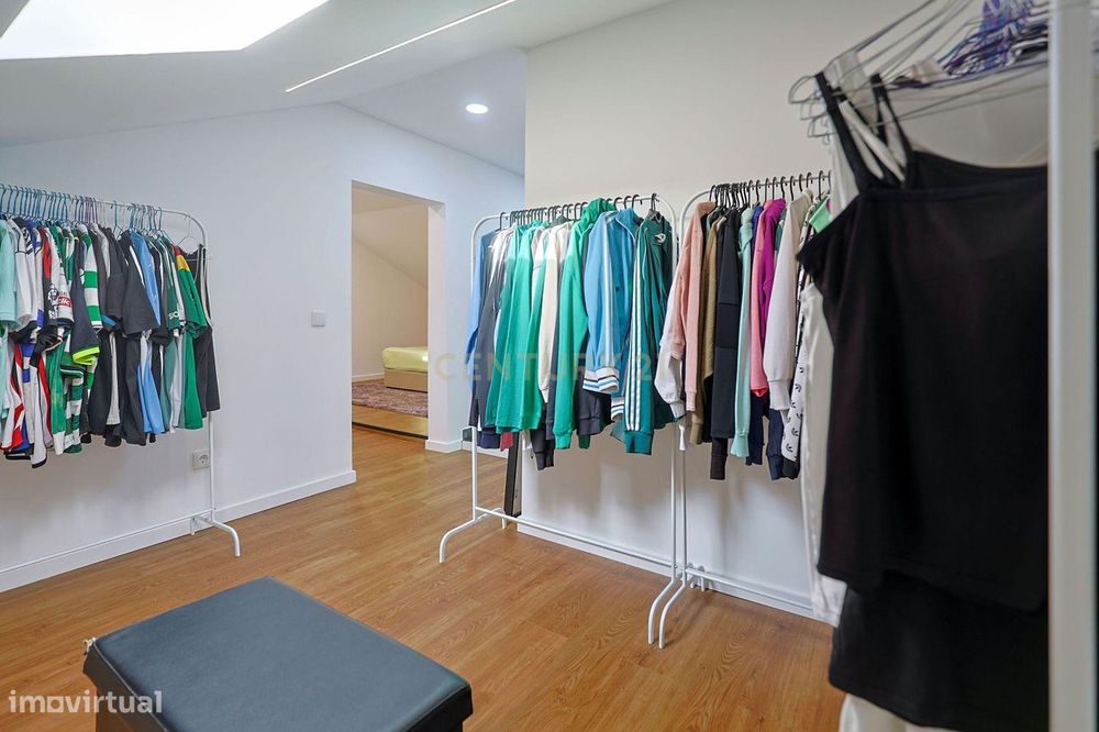 Apartamento T3 Duplex Remodelado no Centro de Corroios