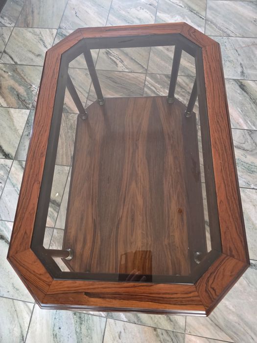 Mesa de centro para sala de estar em pau santo com tampo em vidro temperador