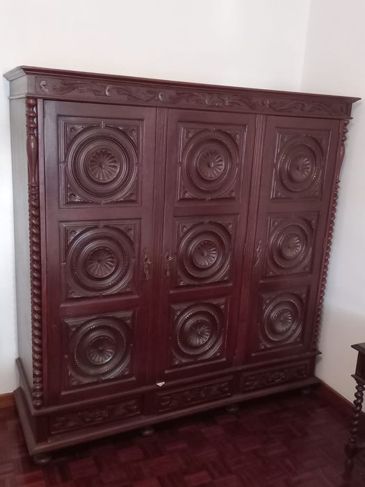 Mobilia antiga de madeira