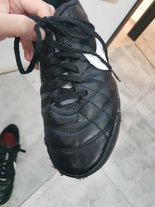 Czarne buty piłkarskie Nike turfy na orlik 35,5