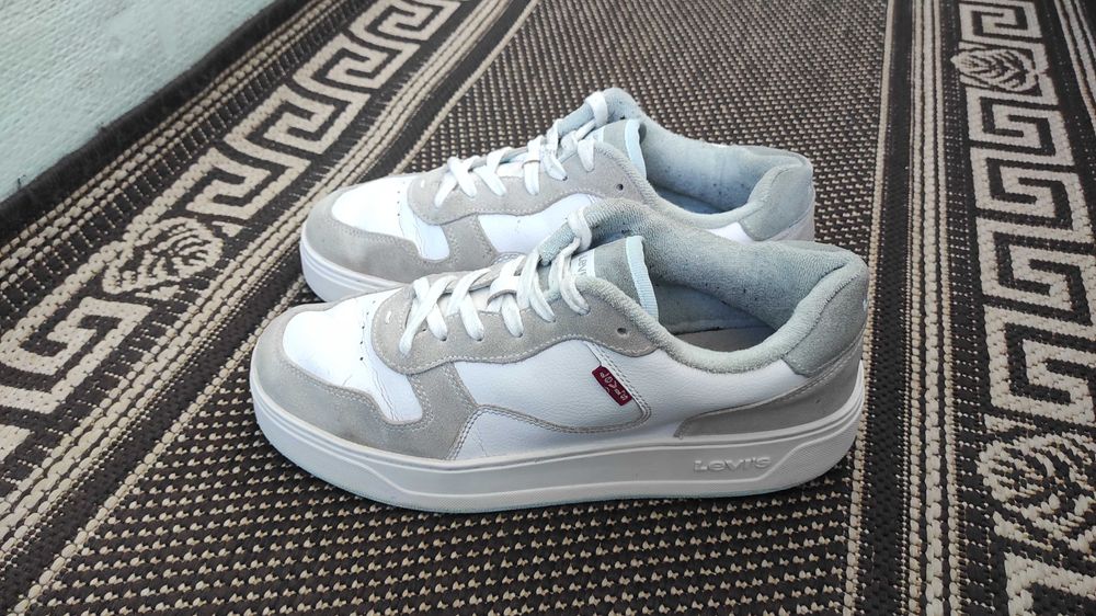 Кросівки Levi's шкіряні 

розмір: 41