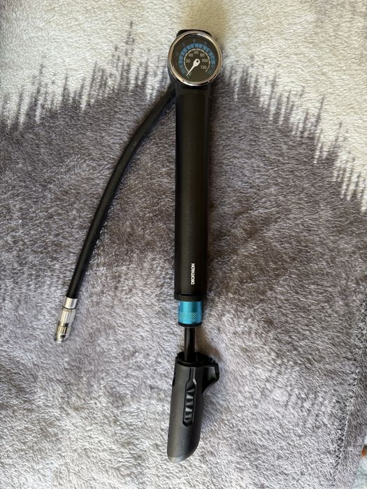 Bomba de ar portátil para bicicleta BTT.