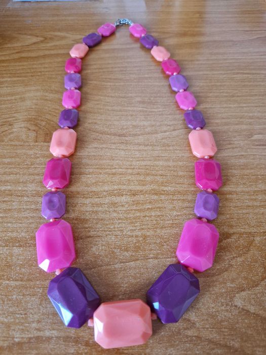 Naszyjnik retro z plastikowymi kamieniami