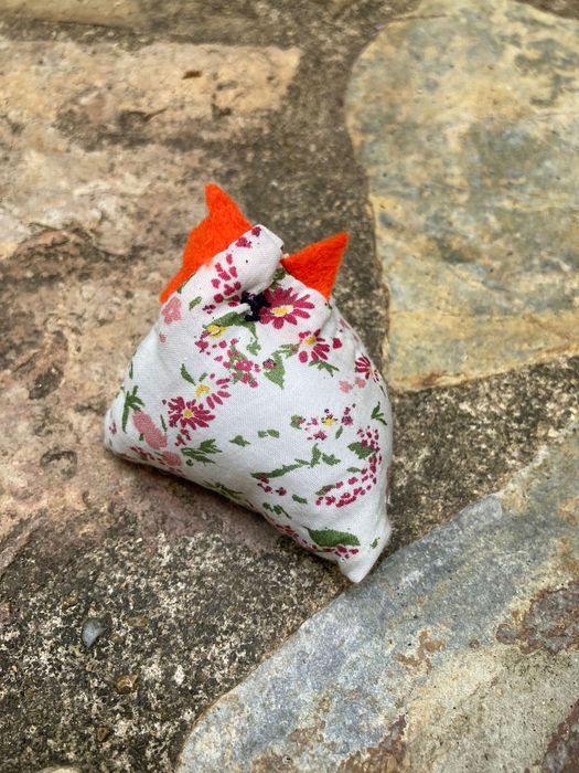 Galinha de tecido feita à mão