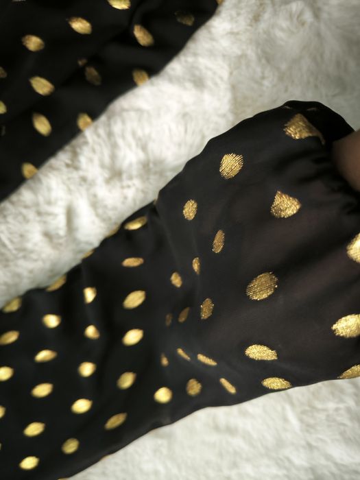 Vestido preto e dourado festivo