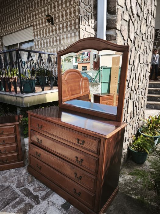 Conjunto de quarto e madeira 
O conjunto de quarto mostrado parece ser