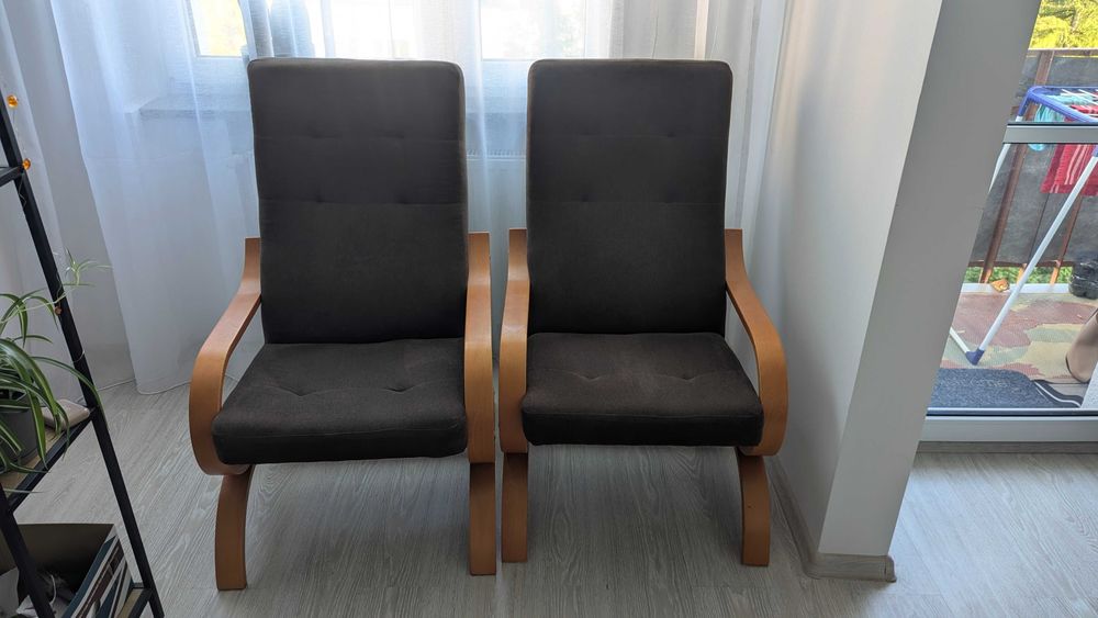 Dwa brązowe fotele