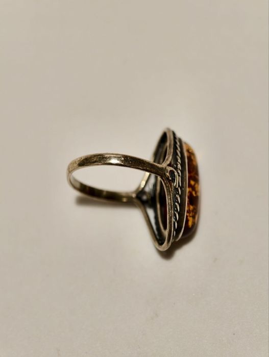 Срібне кільце с янтарем