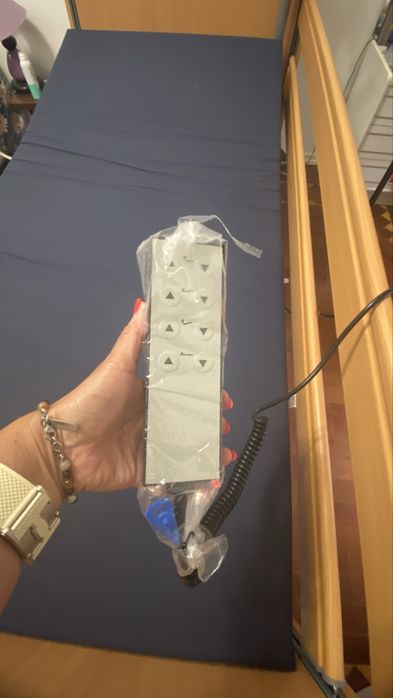 Cama articulada com colchao anti escaras incluido , com comamdo