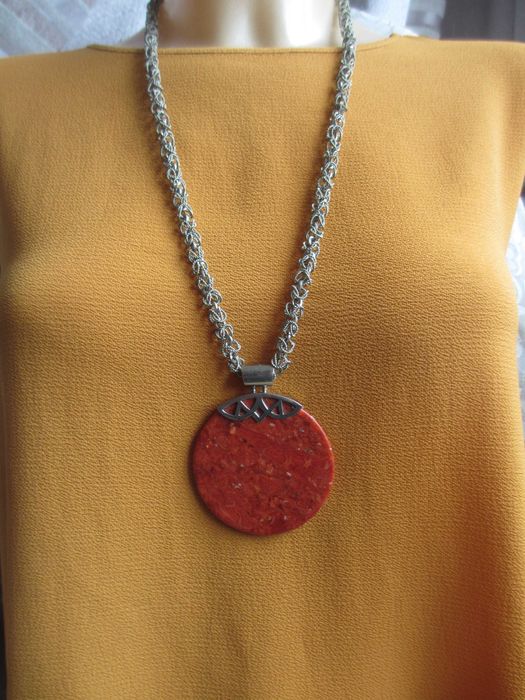 Колье с подвеской