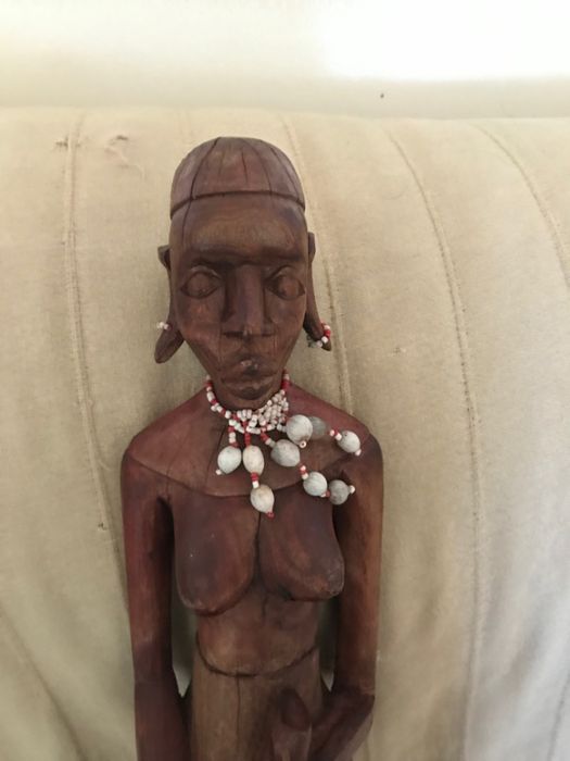 Escultura feminina em madeira africana