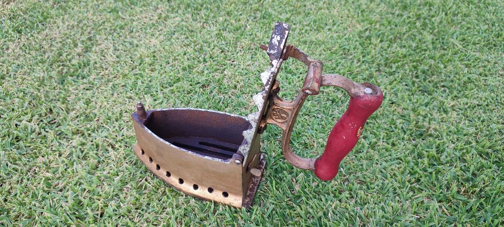 Ferro de engomar antigo