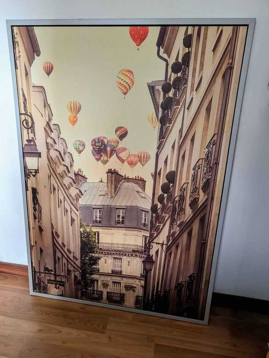 Quadro grande com paisagem europeia com balões de ar quente no céu