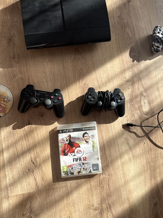Sony PlayStation 3 Ps 3 super slim 500 gb 2 pady 3 gry okablowanie