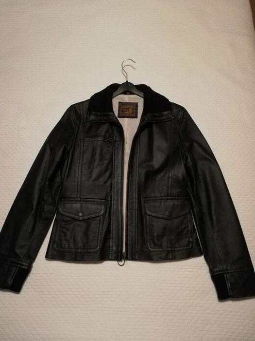 Casaco preto em pele genuina, modelo feminino cintado, tam L