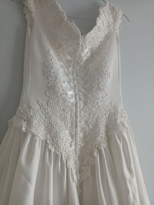 Piękna perłowa suknia ślubna w stylu hiszpanki