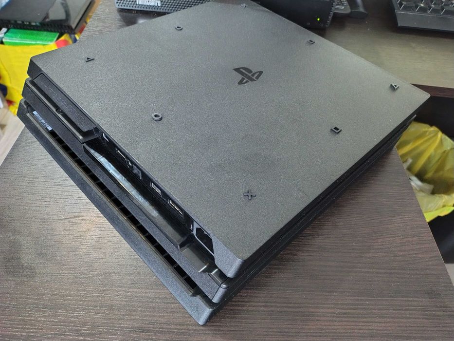 Sony PlayStation 4 Pro 1TB CUH-7116B + dualshock v2