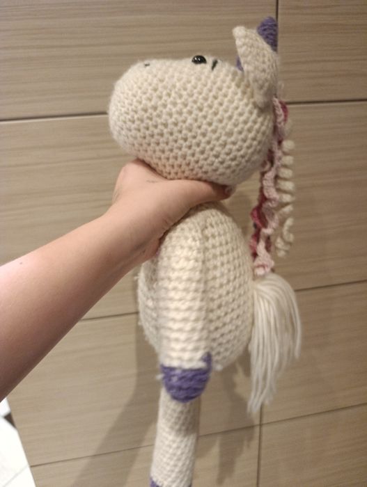 Oddaje plyszanke jednorożca