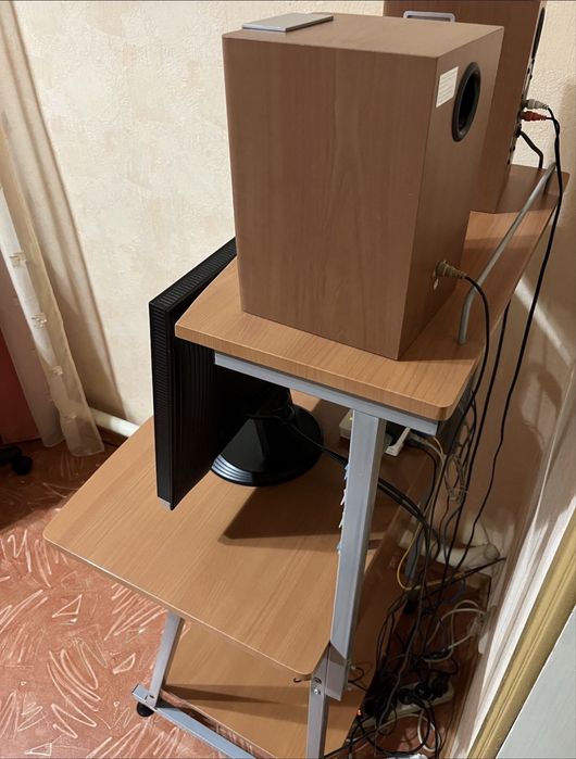 Комп’ютерний стіл