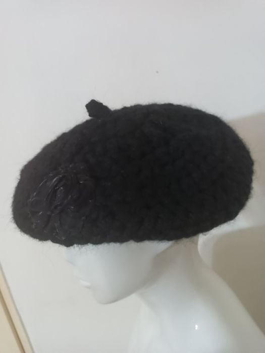 Czarny beret wełniany z ozdobnym kwiatem – klasyczny styl