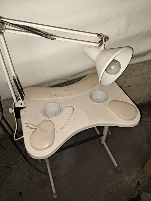 Stolik kosmetyczny z lampa