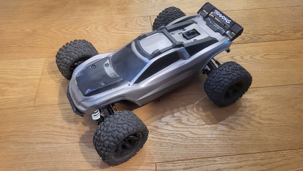 TRAXXAS RUSTLER 4x4 VXL  + akcesoria