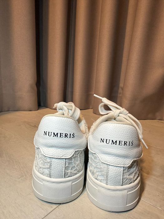Białe sneakersy numeriś