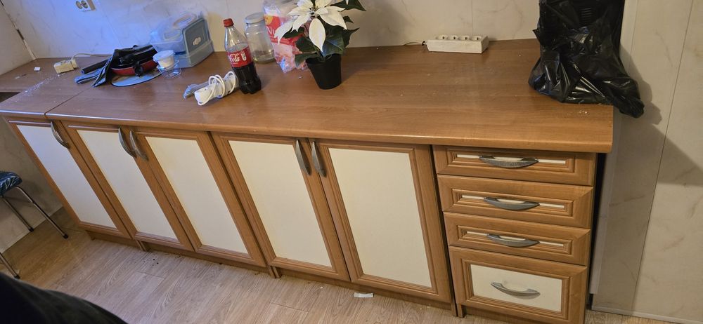 Zestaw mebli kuchennych.