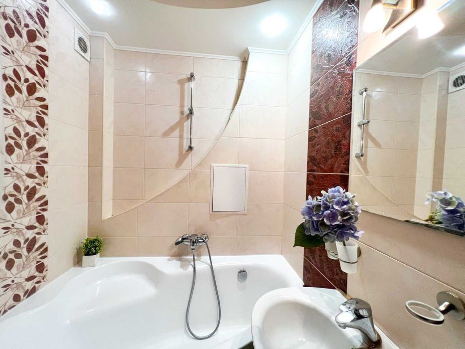 Бульвар Лесі Українки 28, 1к, метро Печерська 3 хв, подобово/погодинно