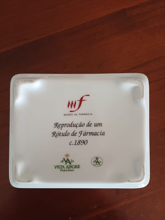 Caixa em Porcelana Vista Alegre — Museu da Farmácia