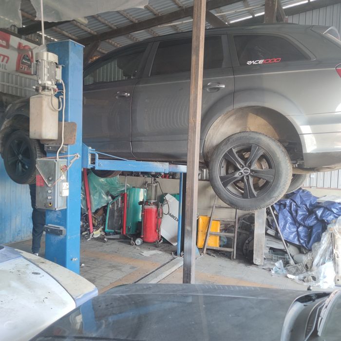 Podnośnik dwukolumnowy hydrauliczny.