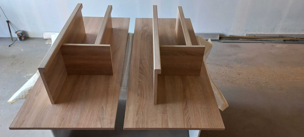 Panel wiszący z półkami.