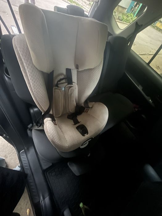 Надійне автокрісло Geoby CS920-SI-CMS із кріпленням Isofix та упором у підлогу.