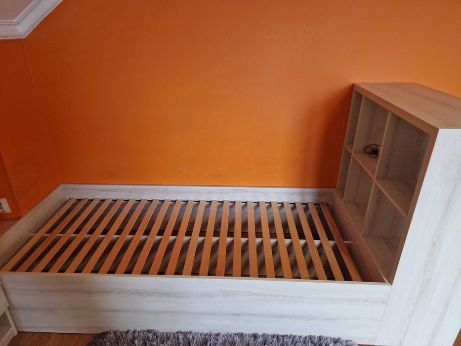 Sprzedam łóżko z szafką nocna i szafką na ksiazki