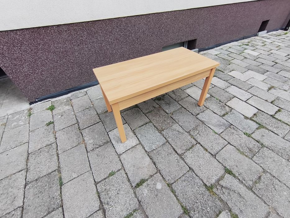 Stół drewniany z grubym blatem