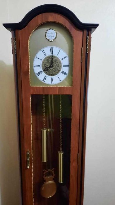 Relógio de Chão Tradicional de Madeira