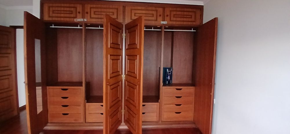 Roupeiro grande encastrado, madeira maciça
