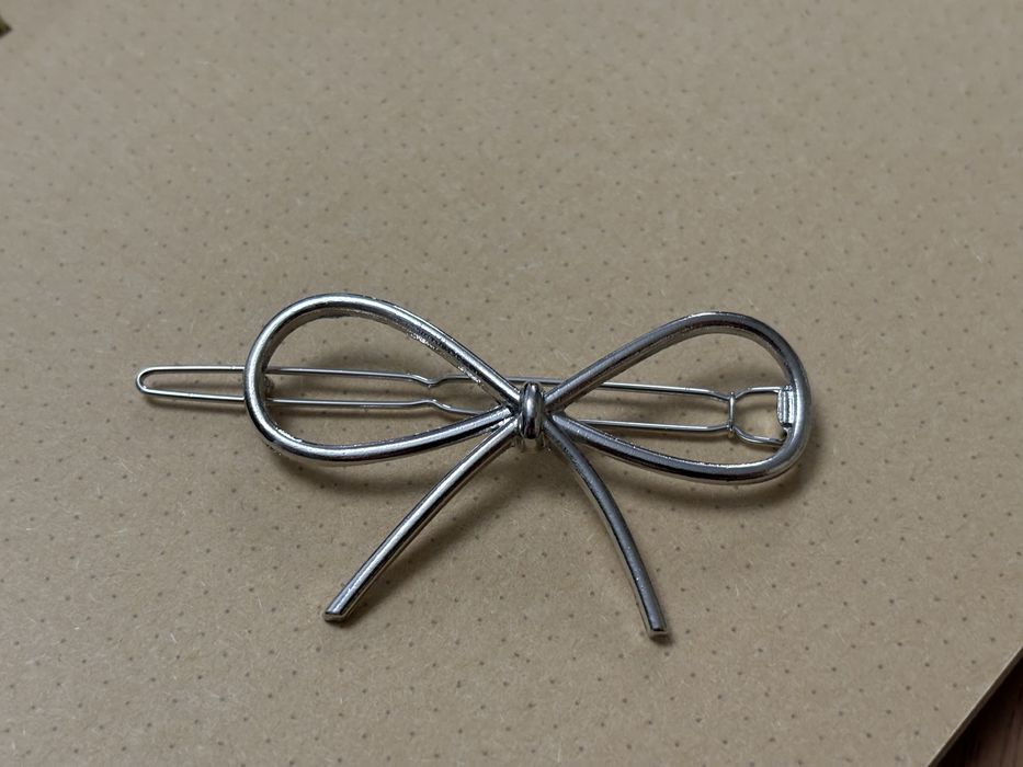 świetna spinka - subtelna kokardka - do włosów w srebrnym kolorze