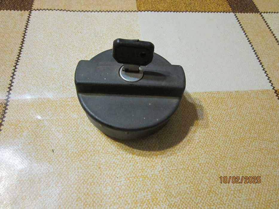 кришка - пробка бензобаку   з ключом