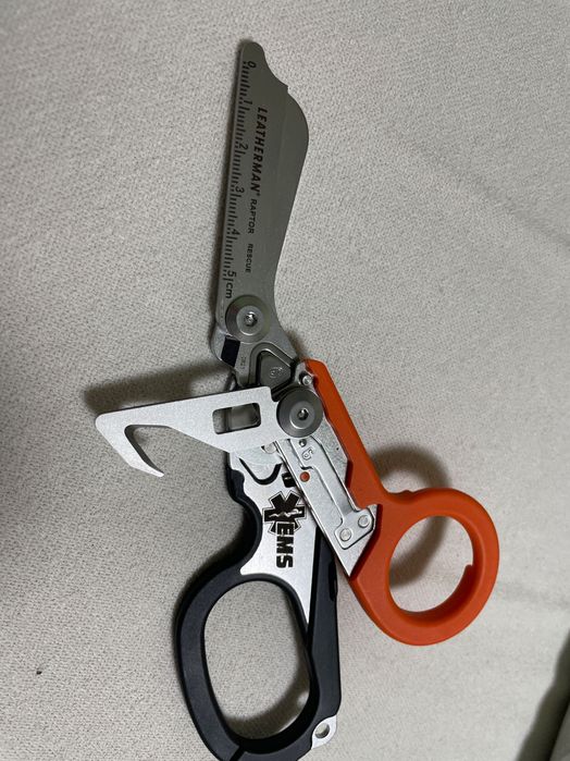 Тактичні медичні ножиці+ карабін ретрактор. Нові